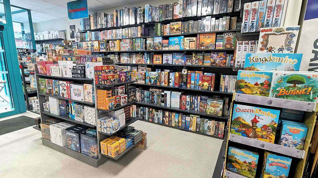 Rayonnages de jeux de société dans le magasin Les Jeux de la Comté, à Besançon
