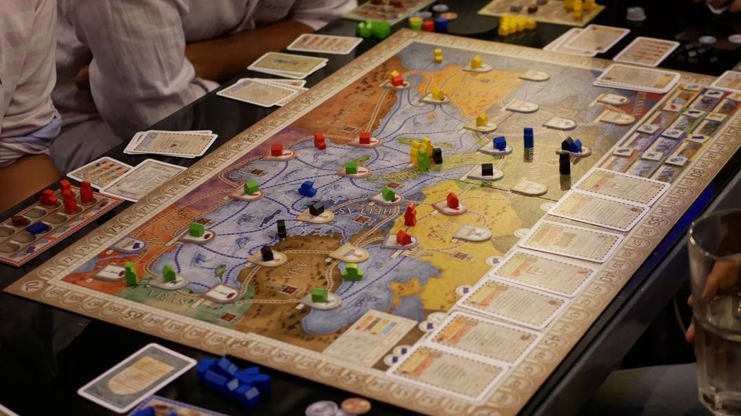 Partie de jeu de plateau en cours, plateau et pions posés sur la table