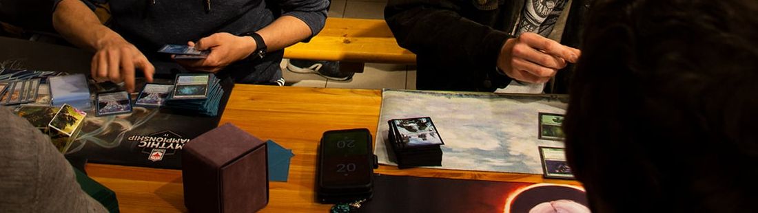 Une partie de cartes à collectionner en cours sur les tables de la salle de jeu